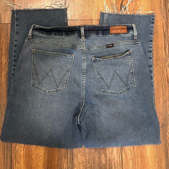 Wrangler High Rise True Crop Size 10 - Picture 2 of 4
